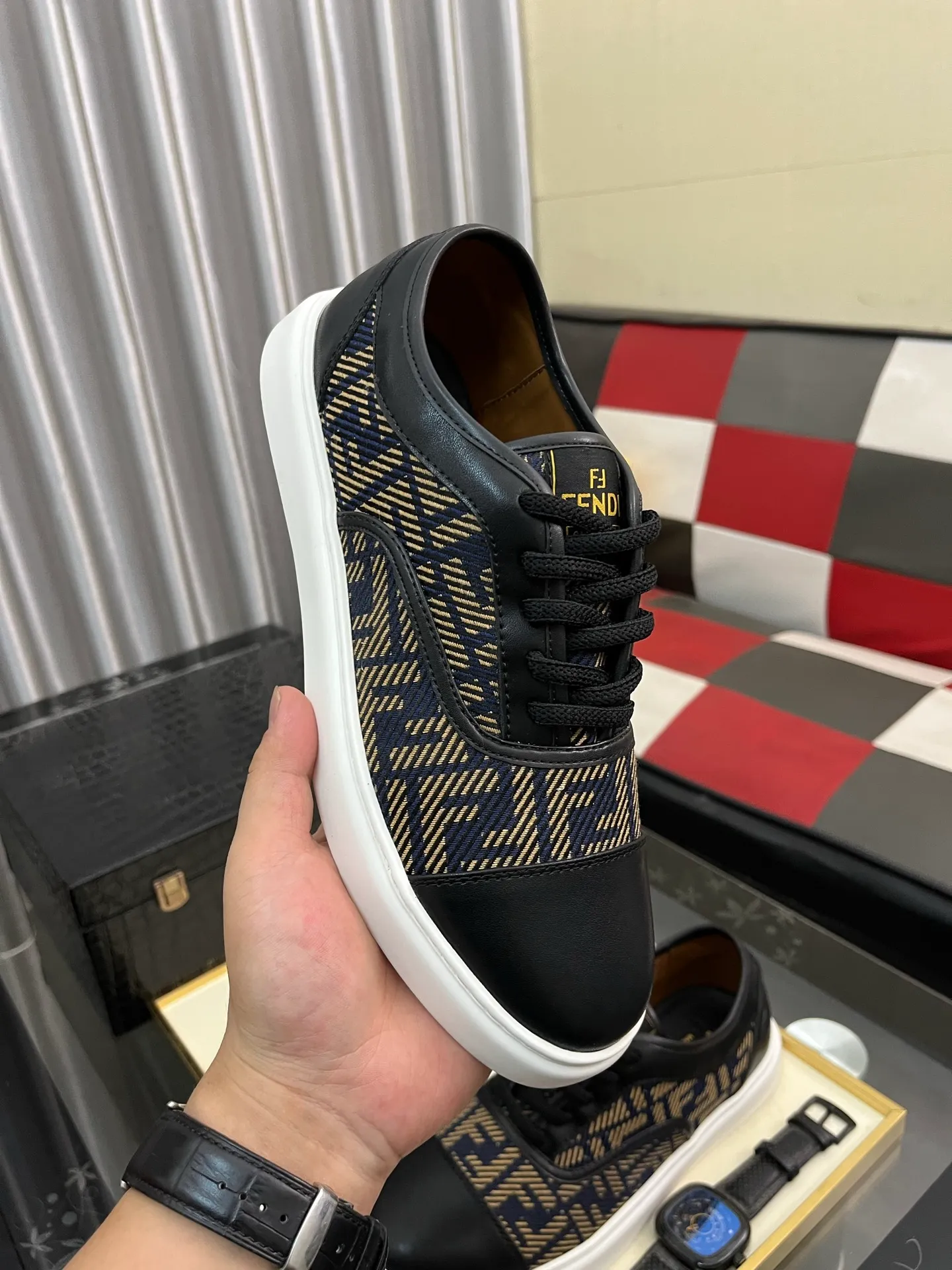 Men's Men's Shoes 💰400⌚️⌚️[Fendi] Fendi's latest casual shoes for men! Available at counters simultaneously! A one-to-one replica of the original. All imported official website one-to-one cowhide fabric. The interior is made of top-grade sheepskin, and the original factory-supplied rubber outsole is used. Leading new fashion concepts. Matching code: 38-443️⃣Colors available